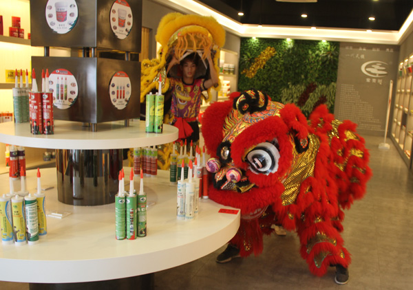 千秋偉業(yè)添錦繡 萬里鵬程展宏圖 —— 常青樹舞獅獻(xiàn)瑞賀新春，歡天喜地迎開工！