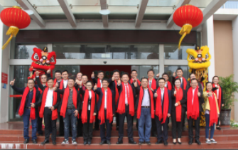 千秋偉業(yè)添錦繡 萬(wàn)里鵬程展宏 常青樹(shù)舞獅獻(xiàn)瑞賀新春 歡天喜地迎開(kāi)工！